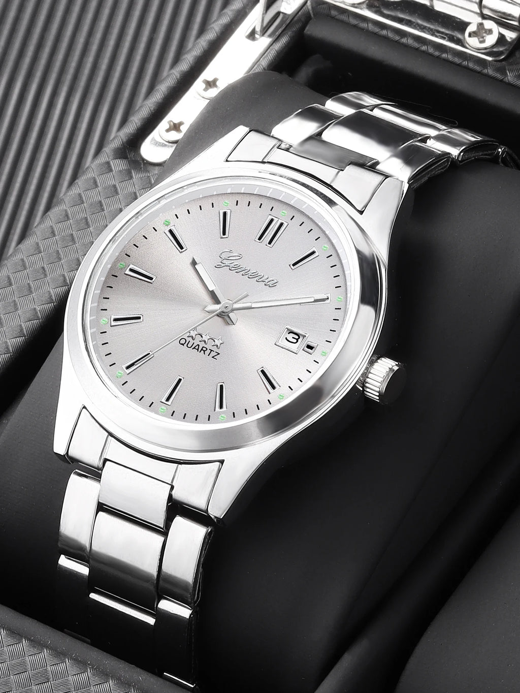 Ladies Quartz Watch Steel Band Design with Calendar Feature Daily Fashion Accessory Birthday Gift without Box